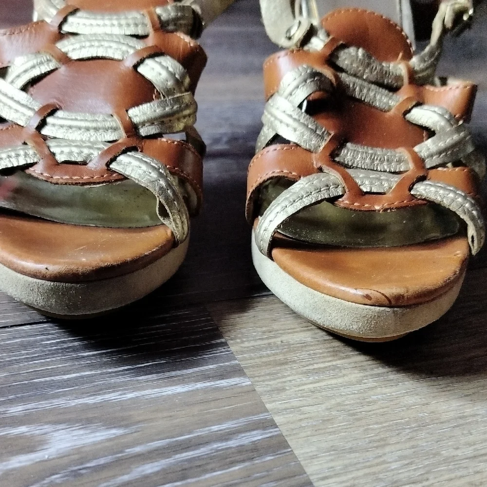Michael Kors Brown and Gold Sandals with Elegant Design